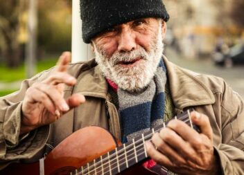 Homem canta e encanta no Centro Cívico