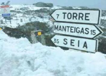 Estradas cortadas devido à neve na Serra da Estrela