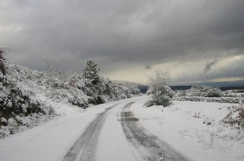 A estrada entre Piornos e Lagoa Comprida e o ramal de acesso à Torre, na Serra d