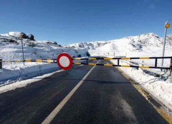 A queda de neve levou ao corte da EN338, nos dois sentidos, no troço Piornos - L