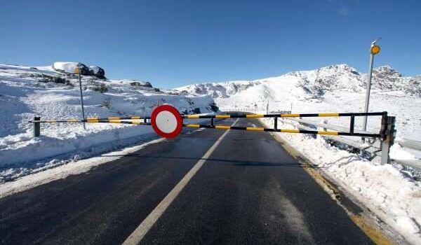 A queda de neve levou ao corte da EN338, nos dois sentidos, no troço Piornos - L