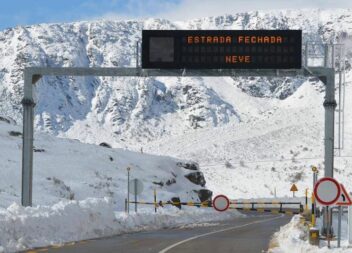 Está a Nevar novamente na Serra da Estrela, vento forte e por questões de segura