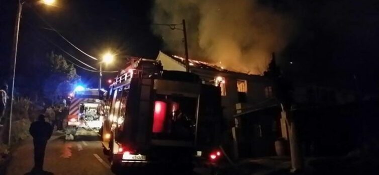 Um incêndio destruiu hoje uma habitação, na Covilhã, não havendo ainda dados def