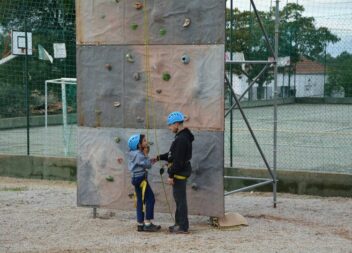 A Feira contou com insufláveis e uma torre de escalada, que fazem a delicia e o