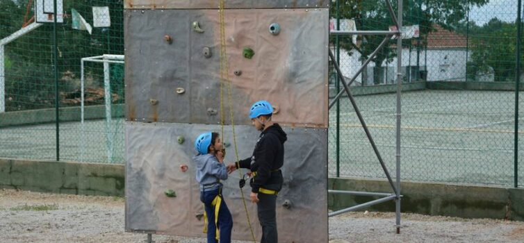 A Feira contou com insufláveis e uma torre de escalada, que fazem a delicia e o