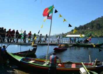 Chegada do andor de Nossa Senhora dos Avieiros e do Tejo ao cais de Vila Velha d