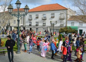 Desfile de Carnaval percorre ruas da cidade do Fundão