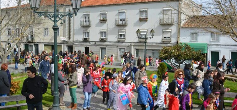 Desfile de Carnaval percorre ruas da cidade do Fundão