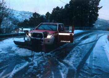 Queda de neve corta estradas na Estrela