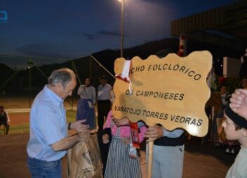 Todas as representações subiram ao palco para a imposição da fita do Festival na