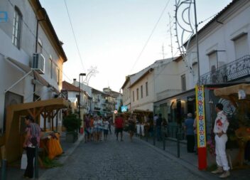 "Transformar a rua de Santa Cruz num bazar bastante movimentado, das 18H00 às 24