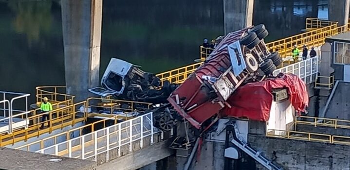 Camião despista-se e cai na Barragem do Fratel