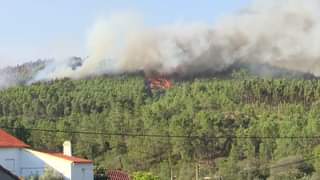 Dois bombeiros feridos no combate a incêndio em Castelo Branco.