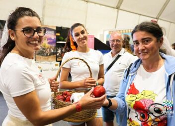 Pêssego da Covilhã representado na Feira de São Tiago