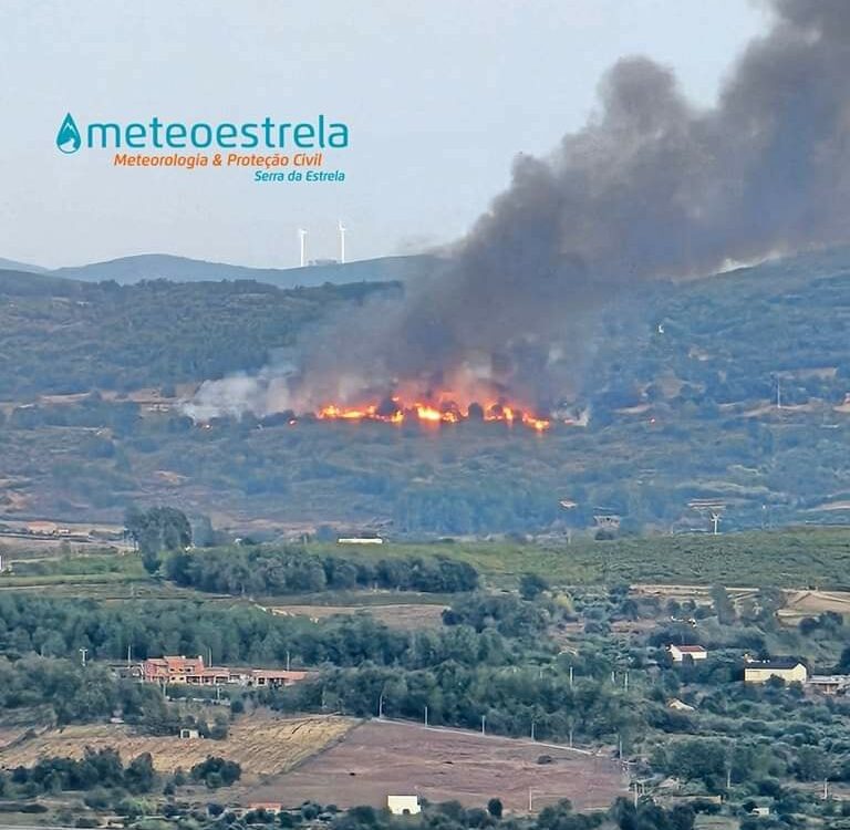 Fogo deflagra em Peraboa