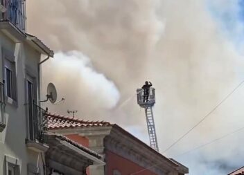 Incêndio habitacional deflagra no Fundão, na Rua João Franco.