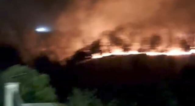 Incêndio que deflagrou em Lavacolhos, Fundão, continua a lavrar.