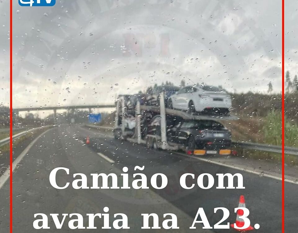 Um veículo pesado de mercadorias que transporta automóveis está avariado na A23,