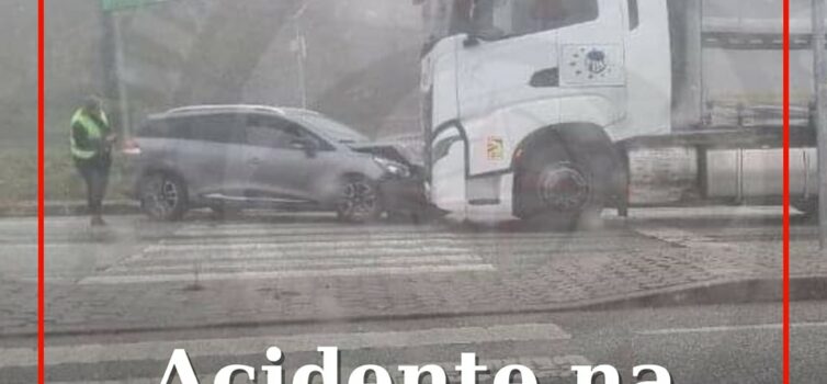 Uma colisão entre um automóvel e um veículo pesado de mercadorias, na Rotunda do