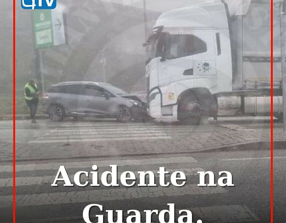 Uma colisão entre um automóvel e um veículo pesado de mercadorias, na Rotunda do