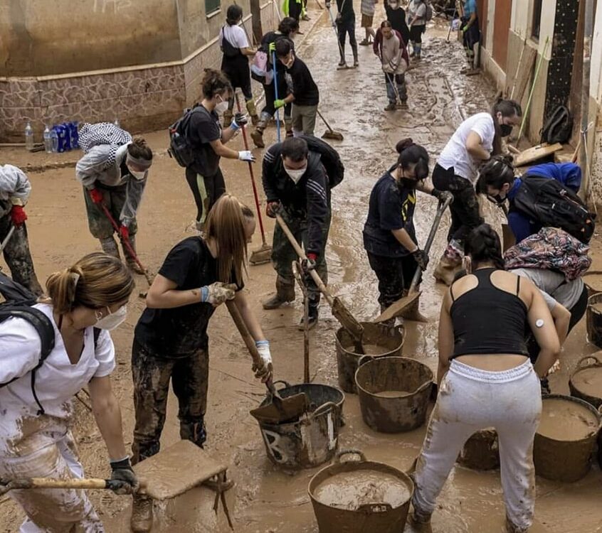 Valência: Depois da destruição, a limpeza. Milhares de voluntários unem esforços