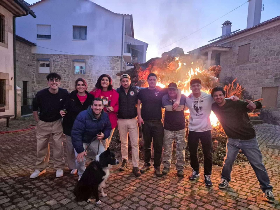 São Miguel de Acha: Madeiro de Natal aqueceu a noite de Consoada