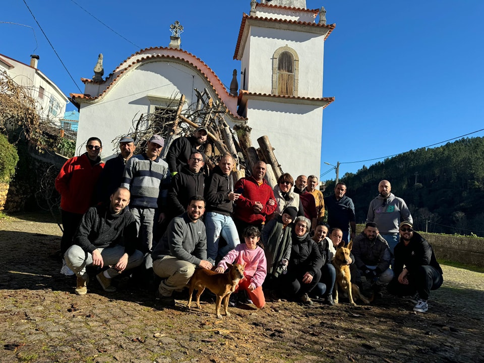 Tradição cumprida em Bogas de Baixo: Madeiro de Natal já está pronto