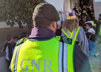 GNR acompanha crianças no "Cantar das Janeiras" em Idanha-a-Nova