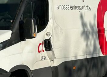 Colisão entre dois veículos de mercadorias em Castelo Branco