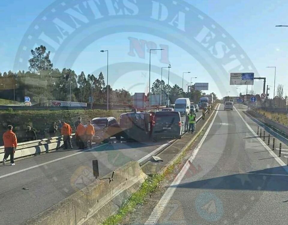 Colisão no nó da A23 com A13 leva ao corte do trânsito